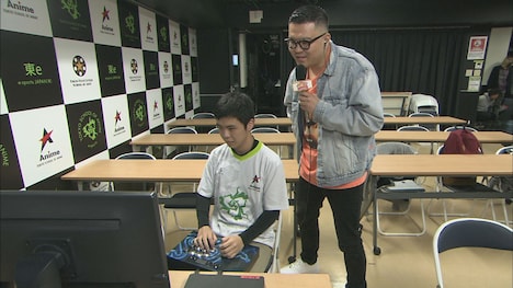 プロゲーマーを育てる専門学校に潜入するシソンヌ長谷川（右）。(c)CBC