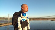 「ロボット旅 日本一周～タカラモノクダサイ～」に出演する、あばれる君とロボットの太郎。(c)テレビ朝日