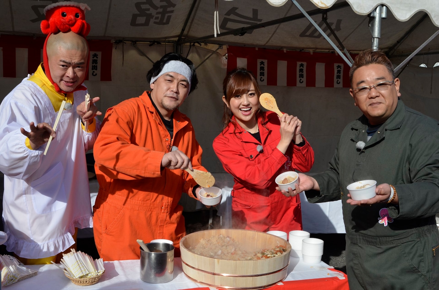 「これが東北魂だ タコ愛 ニッポン人はやっぱりタコが好き！」に出演するサンドウィッチマン、あばれる君（左端）、菊地亜美（右から2人目）。(c)TBC東北放送