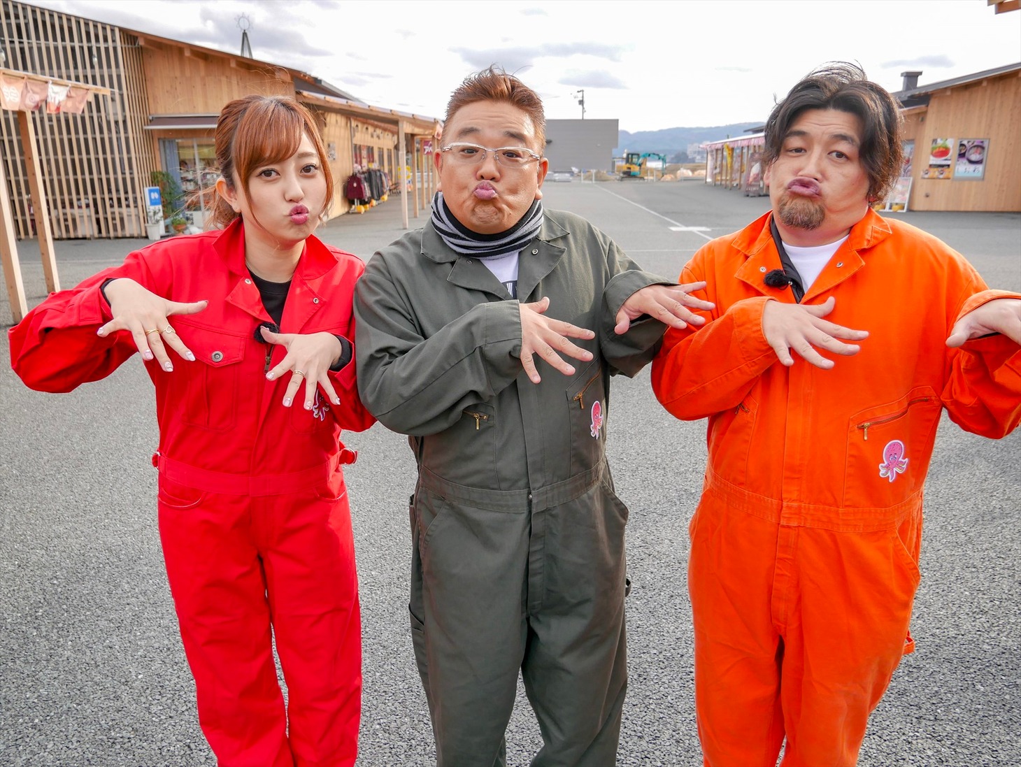 サンドウィッチマンと菊地亜美（左）。(c)TBC東北放送