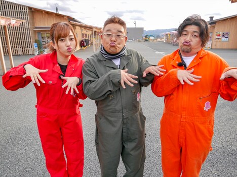 サンドウィッチマンと菊地亜美（左）。(c)TBC東北放送