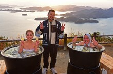 左から熊切あさ美、ケンドーコバヤシ、ダチョウ倶楽部・上島。(c)広島テレビ