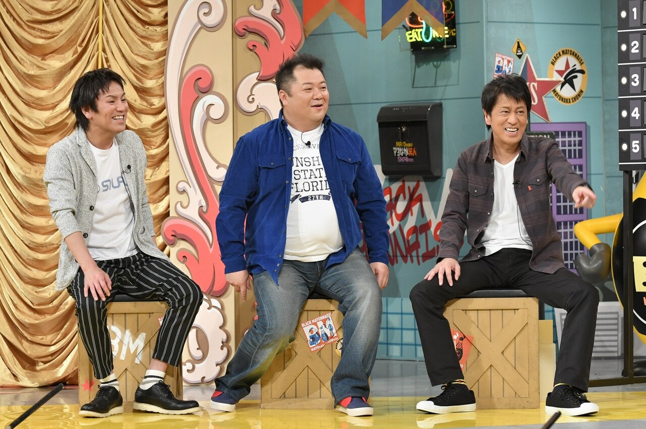 左から狩野英孝、ブラックマヨネーズ。(c)読売テレビ