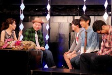 左から曽田茉莉江、鈴木おさむ、トンツカタン。(c)BSフジ
