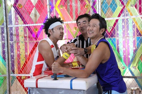 （手前左から）サンシャイン池崎、アキラ100%。(c)テレビ朝日