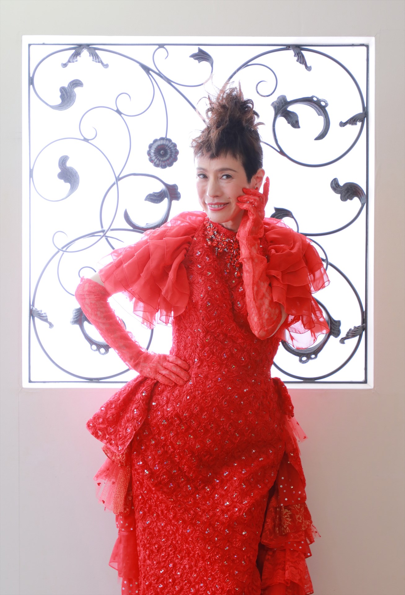憧れの赤いドレス姿で写真撮影に臨む久本雅美。(c)関西テレビ