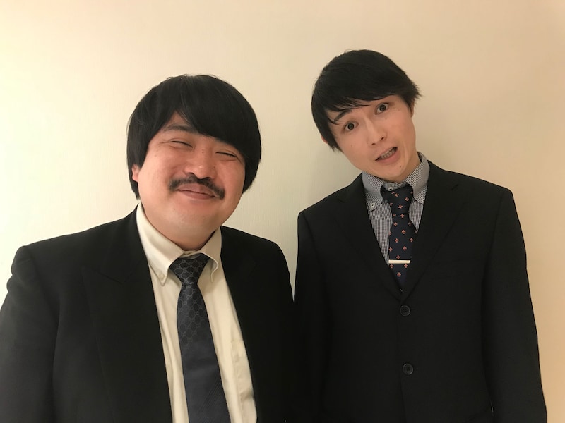 空気階段。左から鈴木もぐら、水川かたまり。