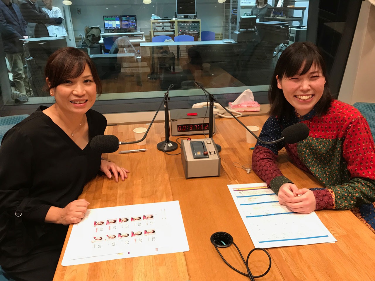 左から竹下佳江監督、尼神インター誠子。(c)ABCラジオ