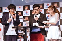 ドミノ・ピザを試食する（左から）とろサーモン、都丸紗也華。