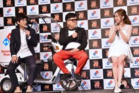 （左から）とろサーモン、都丸紗也華。