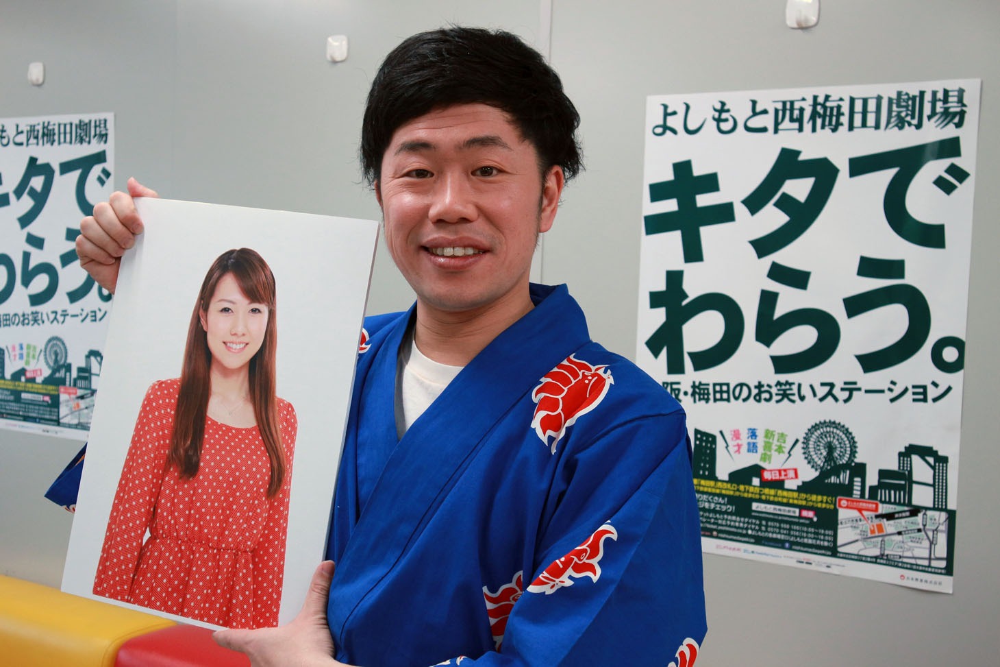 妻となる前田真希の写真を持つ吉田裕。