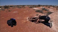 オーストラリアの地底都市の地上には通気口がある。(c)フジテレビ