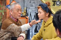 三戸なつめ（右）のあごの下も触ってみることに。(c)MBS