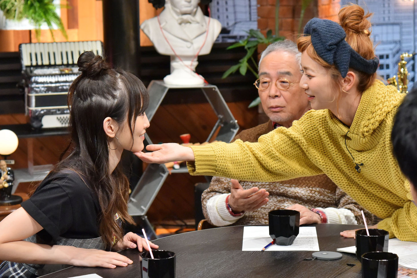 山本彩のあごの下を触る三戸なつめ。(c)MBS