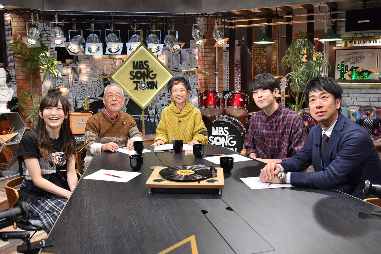 スタジオゲストのテンダラー浜本（右端）。(c)MBS