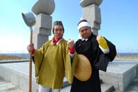 「ブギウギ専務 DVD vol.7 ブギウギ奥の細道 第二幕 ～奥尻 旅立ちの章～」に出演する（左から）上杉周大、ダイノジ大地。(c)STV