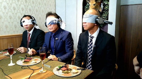 話題の熟成肉を食べるバイきんぐと西岡徳馬（中央）。(c)フジテレビ