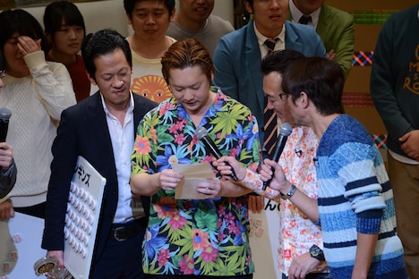 「新人内さまライブ」終了発表を代読させられるペンギンズ・ノブオ。