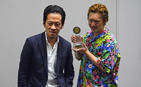 囲み取材に出席したペンギンズ。