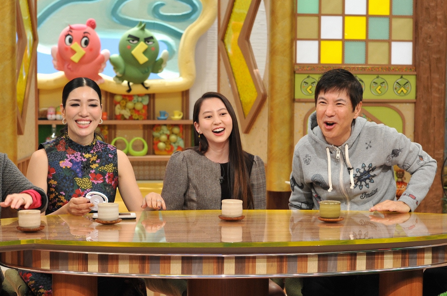 左からアンミカ、河北麻友子、関根勤。(c)読売テレビ
