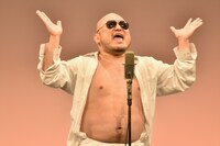 ボーナスステージで漫談ネタを繰り広げるハリウッドザコシショウ。