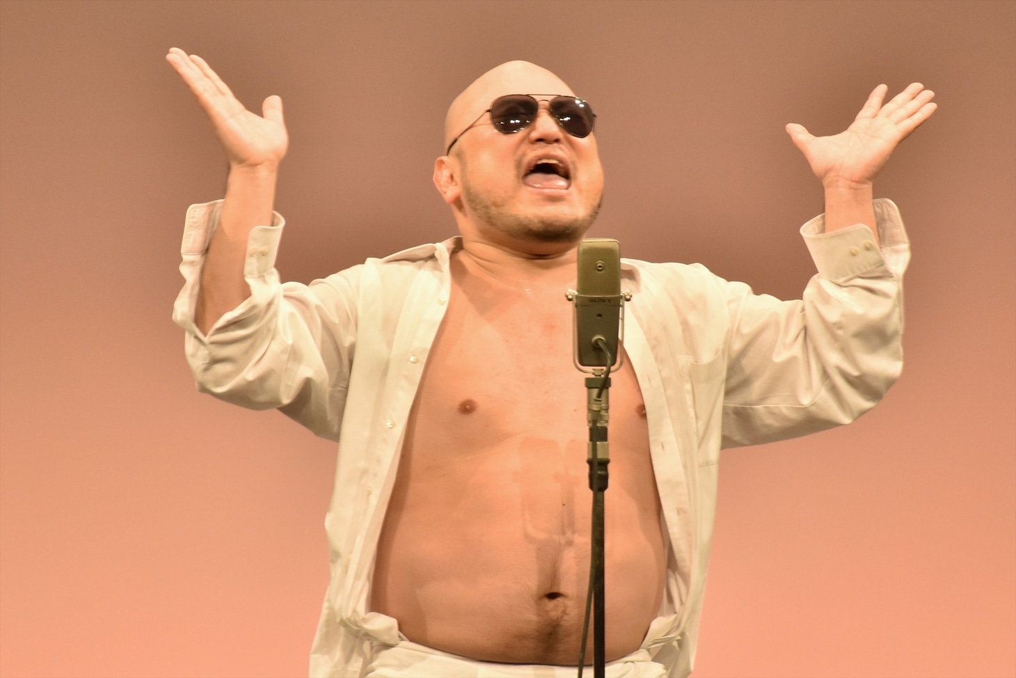 ボーナスステージで漫談ネタを繰り広げるハリウッドザコシショウ。