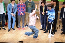 “オープニングダンス”を踊るさまぁ～ず三村。