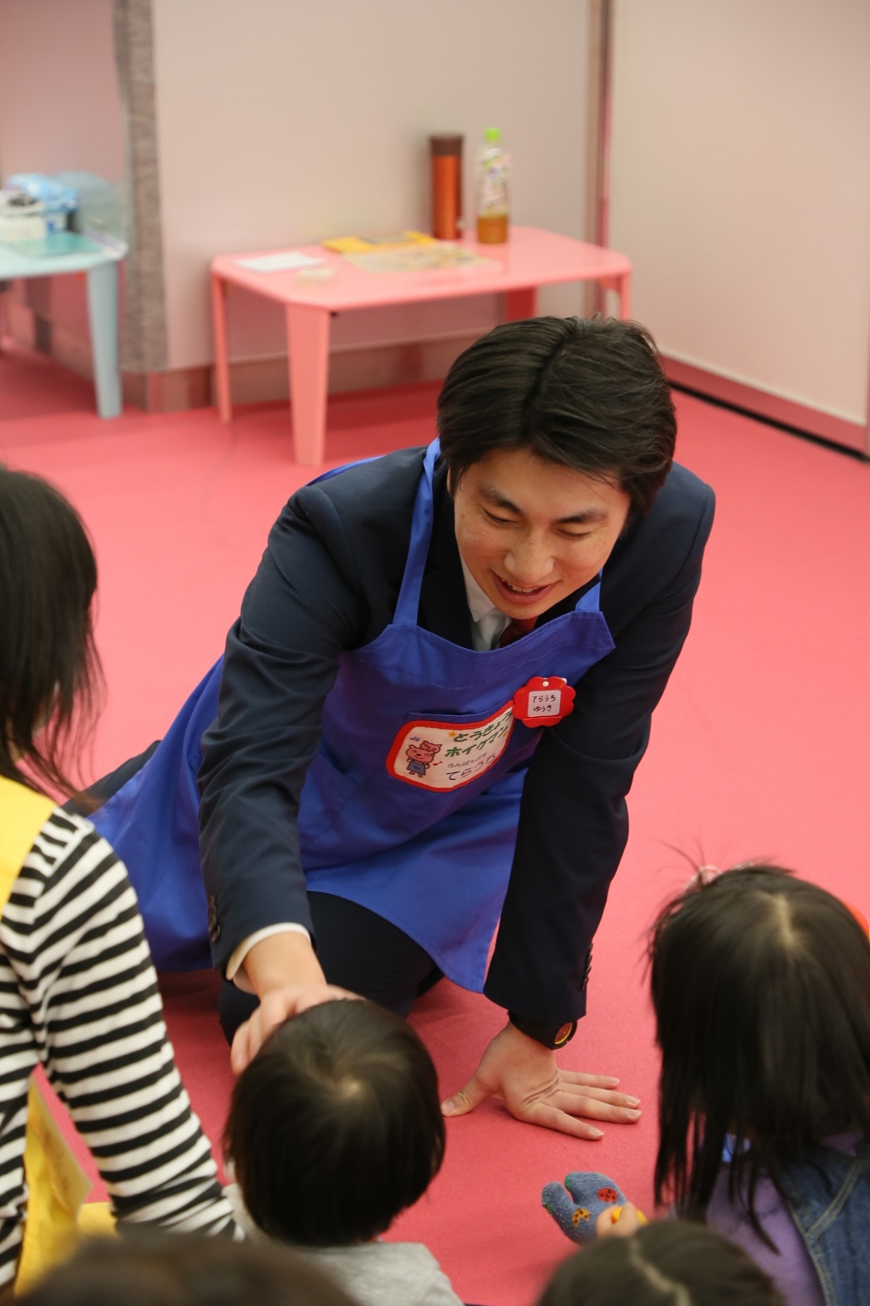 子供たちと遊ぶランパンプス寺内。