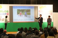 「とうきょうホイクマン」の活動報告をするランパンプス。