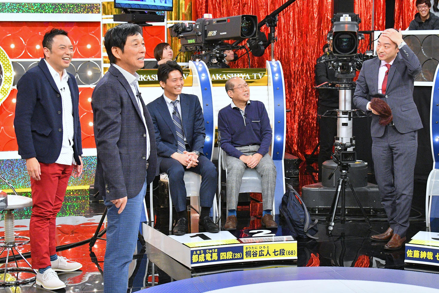 カツラを脱ぐ佐藤紳哉七段（左端）にスタジオは騒然。(c)MBS