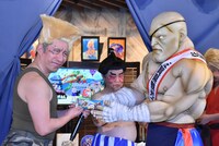 サガット（右）に「ブラックモンブランカ」を手渡されるジモン（左）。