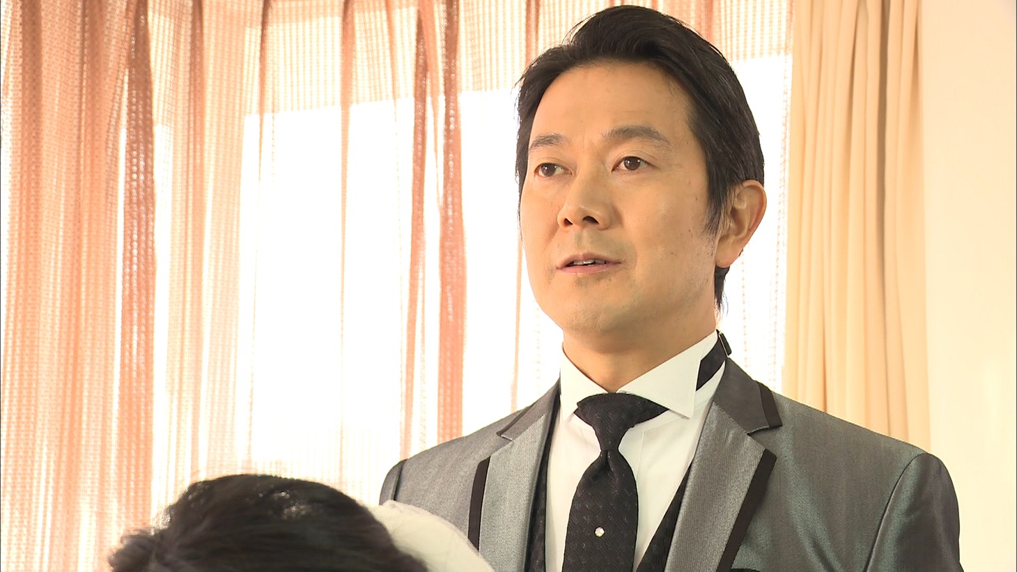 「痛快TV スカッとジャパン 滝沢カレンが女優に挑戦！笑っちゃうほど嫌な女SP」に出演する、アキラ100%。 (c)フジテレビ