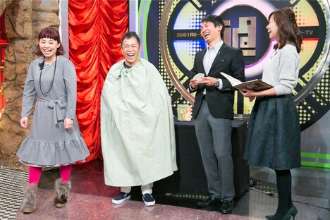 カイロを尻に直接貼るナインティナイン岡村（左から2人目）ら。(c)ABC