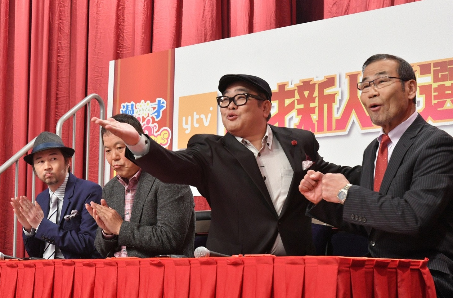 「漫才Lovers ～ytv漫才新人賞選考会 ROUND3～」の審査員たち。(c)読売テレビ