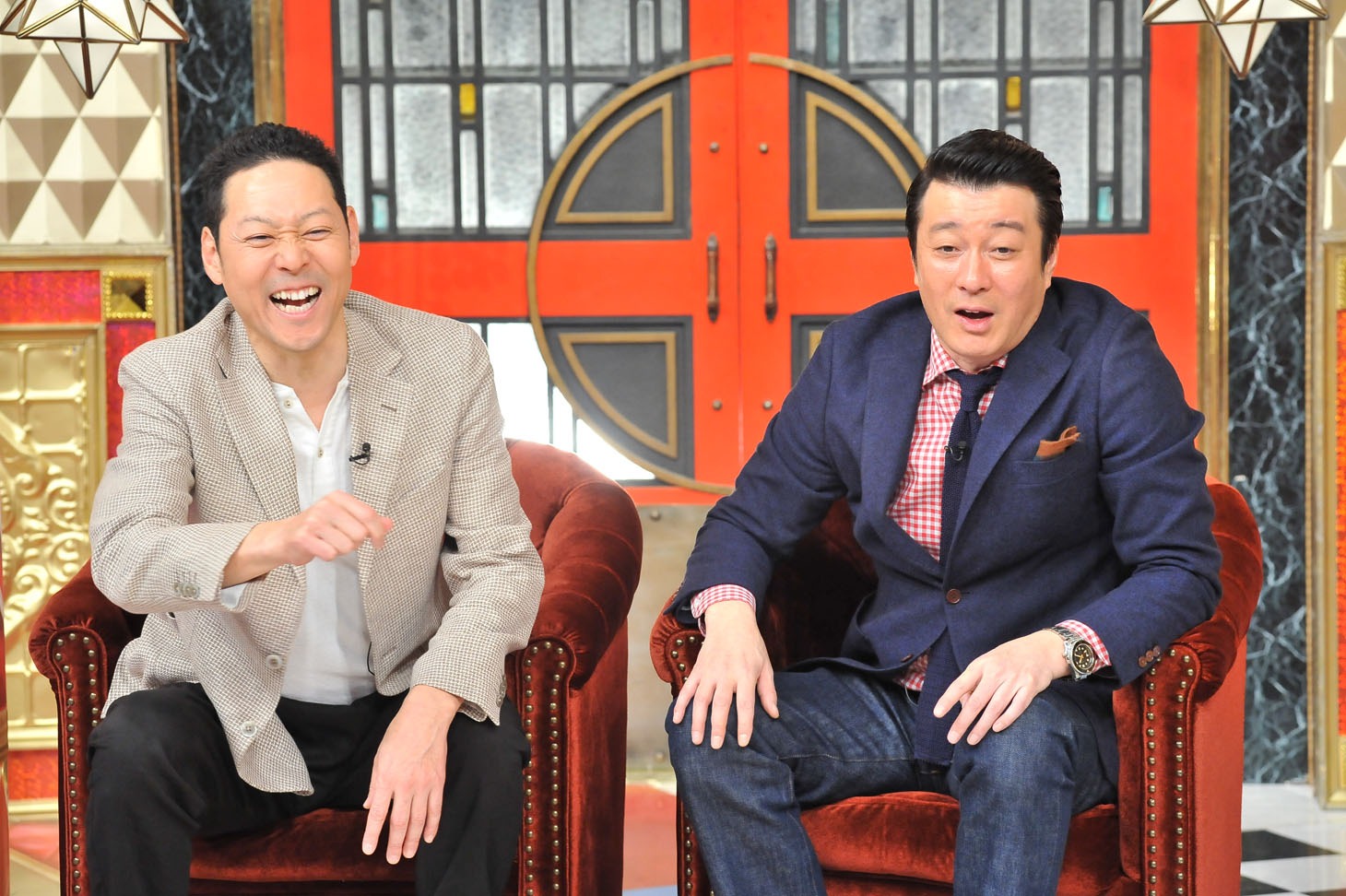 左から、MCの東野幸治、極楽とんぼ加藤。(c)日本テレビ