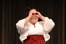 音響スタッフと連携を図るゆりやんレトリィバァ。