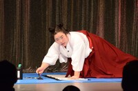 真剣な眼差しで筆に墨汁をつけるゆりやんレトリィバァ。