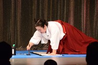 書き初めするゆりやんレトリィバァ。