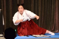 書き初めしながらポーズを決めるゆりやんレトリィバァ。