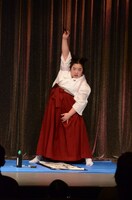 躍動感あふれる書き初めを披露したゆりやんレトリィバァ。