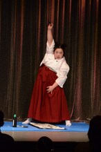 躍動感あふれる書き初めを披露したゆりやんレトリィバァ。