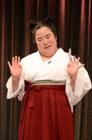 授賞式のネタを披露するゆりやんレトリィバァ。