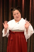 授賞式のネタを披露するゆりやんレトリィバァ。