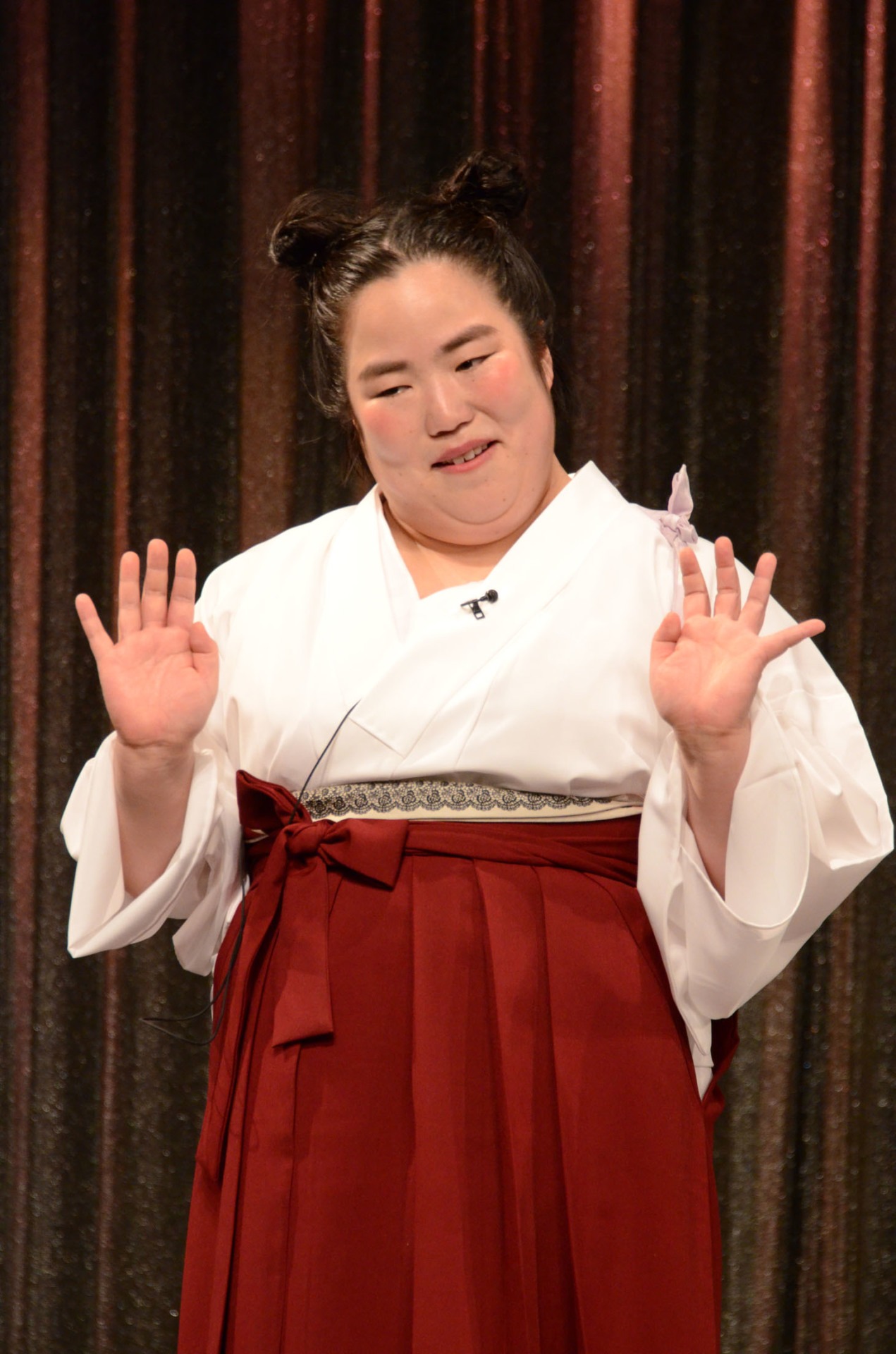授賞式のネタを披露するゆりやんレトリィバァ。