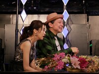 左から曽田茉莉江、鈴木おさむ。(c)BSフジ