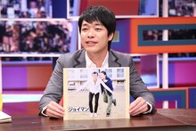 「採用！フリップNEWS」でジョイマン高木のツイートを紹介する、麒麟・川島。(c)中京テレビ