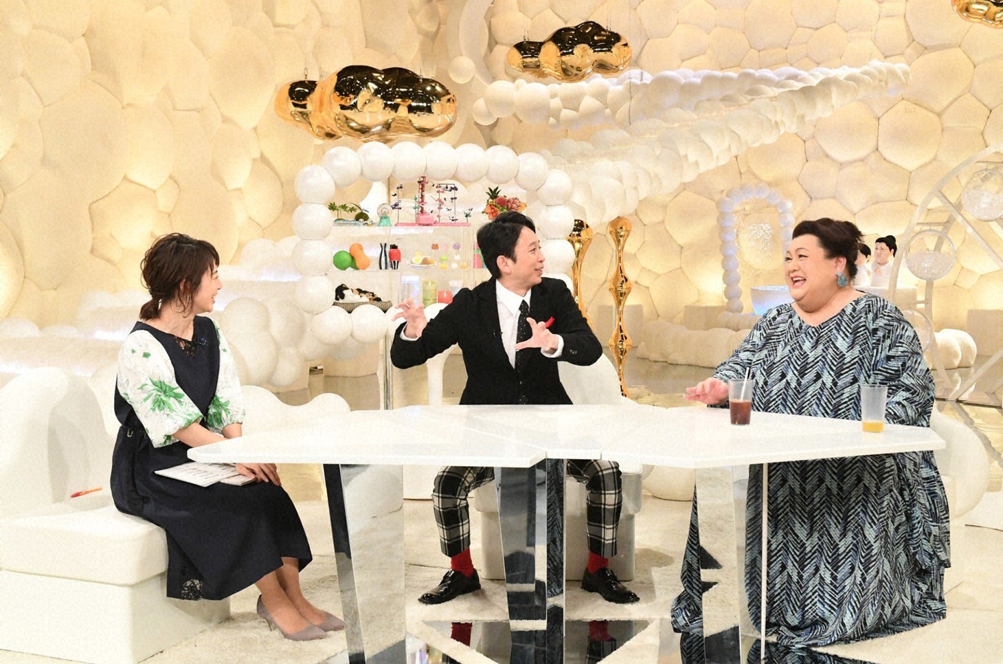 （左から）久保田直子アナ、有吉弘行、マツコ・デラックス。(c)テレビ朝日