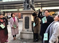 「旅ずきんちゃん」で東京・日本橋を訪れる一行。(c)CBC