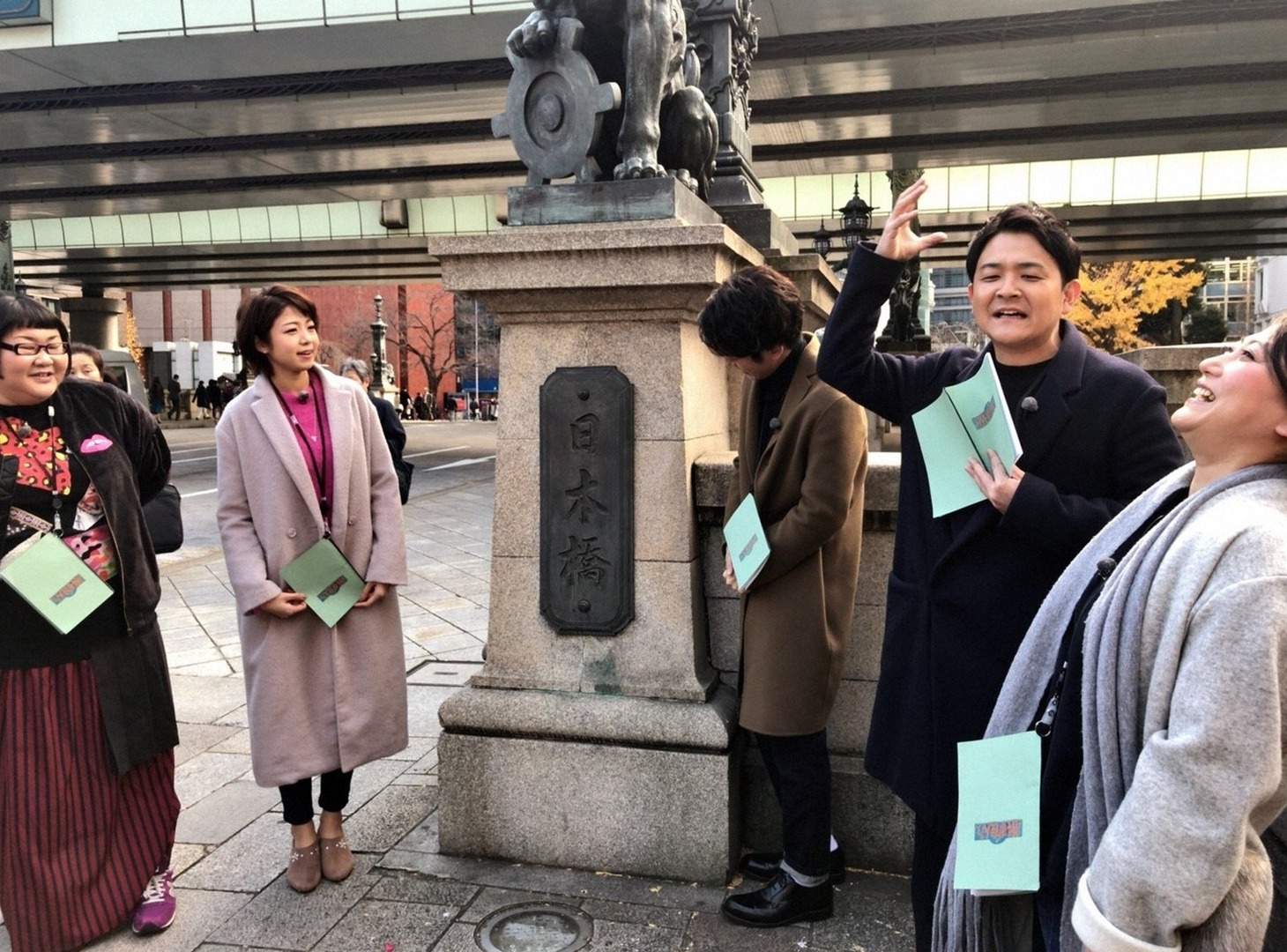 「旅ずきんちゃん」で東京・日本橋を訪れる一行。(c)CBC