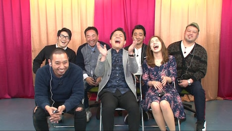 モニタールームで爆笑する千鳥ら。(c)テレビ東京